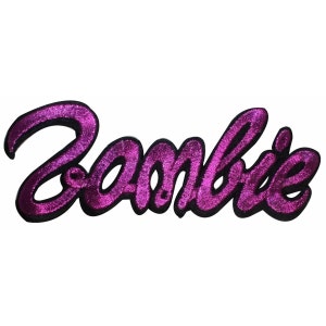 Può includere: Una toppa da stirare con la parola "Zambie" scritta in corsivo, in rosa e nero.