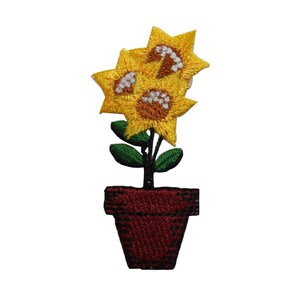 Könnte beinhalten: Ein gestickter Bügelaufkleber mit einem Topf mit einer Sonnenblume mit drei gelben Blüten und grünen Blättern. Der Topf ist braun.