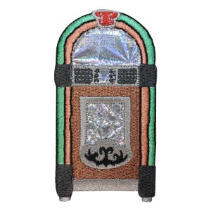 Peut inclure: Écusson brodé représentant un juke-box rétro. Le patch présente un corps marron, un dessus holographique argenté et un cadre arqué vert et orange. Le motif comprend des accents noirs et un emblème décoratif en bas. Idéal pour vêtements ou accessoires.