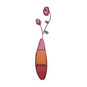 Peut inclure: Écusson brodé représentant un vase stylisé avec deux fleurs. Le vase est divisé en sections rose, orange et rouge. Les fleurs sont roses avec des détails verts, et les tiges sont vertes. Fond blanc.