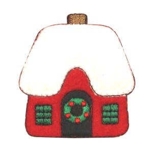 Peut inclure: Une maison de Noël en feutre rouge avec un toit enneigé blanc, une couronne verte sur la porte et deux fenêtres vertes.