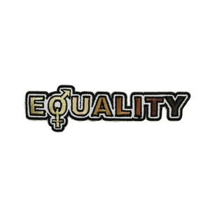 Può includere: Una toppa ricamata con la parola "EQUALITY" in lettere nere bordate. Le lettere sono riempite con diverse tonalità di marrone, beige e oro. Un simbolo di genere dorato si trova davanti alla "E".