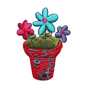 Könnte beinhalten: Gestickter Bügelaufkleber mit einem roten Blumentopf mit drei Blumen: einer blauen, einer rosa und einer lila Blume.