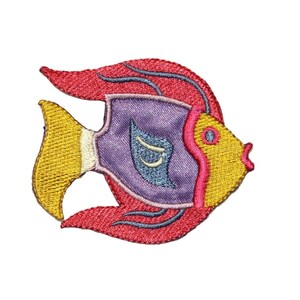 Può includere: Una toppa ricamata colorata di un pesce con dettagli rossi, viola, gialli e blu. Il pesce ha un corpo grande e rotondo e una coda piccola e appuntita.
