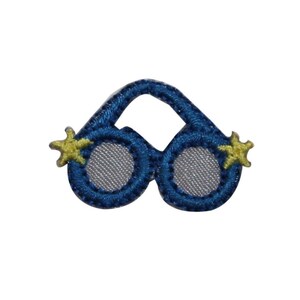 Può includere: Occhiali ricamati blu con accenti di stelle gialle.