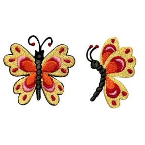 Può includere: Due toppe ricamate da stirare con la forma di farfalle gialle con accenti rossi e rosa. Le farfalle hanno un design dettagliato e sono perfette per aggiungere un tocco di fantasia ai vestiti o ai lavoretti.
