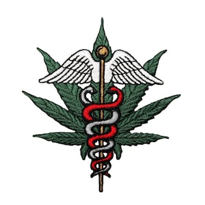Può includere: Foglia di marijuana verde con un simbolo di caduceo medico rosso e bianco al centro. Il caduceo ha un bastone dorato con ali e un serpente avvolto attorno.