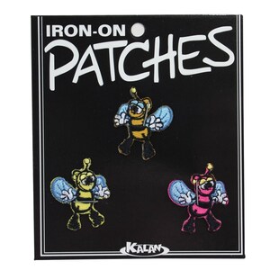 Può includere: Tre toppe da stirare con api cartoon in diversi colori. Le api sono gialle, blu e rosa. Le toppe sono su uno sfondo nero con le parole "IRON-ON PATCHES" in alto e "KALAN" in basso.