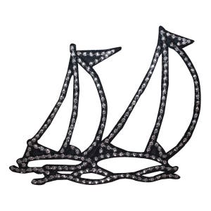 Può includere: Applicazione nera e argento raffigurante due barche a vela. Le vele e gli scafi sono delineati con abbellimenti argentati, creando un effetto scintillante. Il design è ambientato su uno sfondo bianco, evidenziando i dettagli intricati.