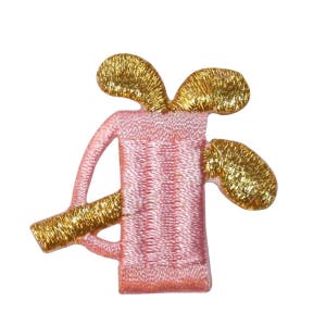 Könnte beinhalten: Rosa und gold gestickter Bügelaufkleber mit einem Golfsack und einem Golfschläger.