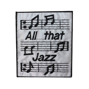 Peut inclure: Patch brodé blanc avec des notes de musique noires et le texte "All that Jazz".
