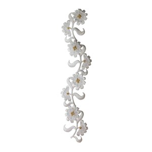 Peut inclure: Garniture florale brodée blanche avec des centres dorés. La garniture présente un motif répétitif de fleurs et de feuilles.
