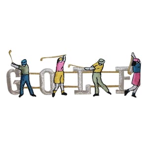 Könnte beinhalten: Gestickter Aufnäher mit dem Wort "GOLF" in silbernen Buchstaben mit goldener Umrandung. Auf dem Aufnäher sind vier Golfer abgebildet, jeder mit einem anderen farbigen Outfit und einem Golfschläger.