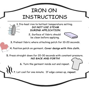 Puede incluir: Instrucciones de planchado con ilustraciones que muestran c&oacute;mo aplicar un parche termoadhesivo a una prenda. Las instrucciones incluyen pasos como precalentar la plancha, precalentar la tela, colocar el parche, presionar hacia abajo con presi&oacute;n constante y dejar que el parche se enfr&iacute;e.