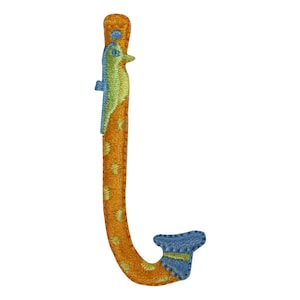 Può includere: Toppa da stirare ricamata di colore arancione e blu a forma di lettera L con un disegno di cavalluccio marino.