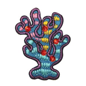 Könnte beinhalten: Ein bunter gestickter Korallen-Patch mit violetten, blauen, gelben und rosafarbenen Nähten. Die Koralle hat rote und gelbe Perlen angenäht.
