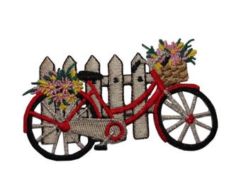 ID 6972 Parche de bicicleta roja apoyado en una valla, bordado con flores, aplique termoadhesivo