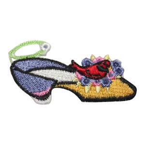 Könnte beinhalten: Ein gelber bestickter Schuh mit einem roten Vogel und bunten Blumen darauf. Der Schuh hat einen blauen und weißen Absatz und eine grüne Schlaufe.