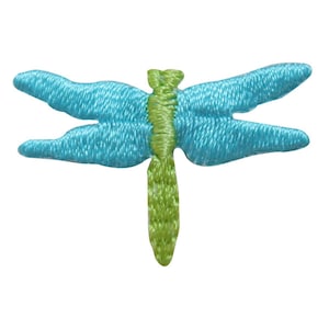 Peut inclure: Une applique brodée de libellule bleue et verte. La libellule a un corps long et fin et deux paires d'ailes.