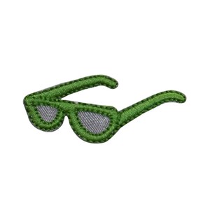 Könnte beinhalten: Grüner gestickter Sonnenbrillen-Patch. Die Sonnenbrille hat eine klassische Form mit leicht abgerundetem Oberteil und gerader Unterseite.