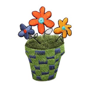 Könnte beinhalten: Ein gestickter Aufnäher mit einem grünen Blumentopf mit drei Blumen. Die Blumen sind orange, blau und gelb. Der Topf hat ein kariertes Muster.