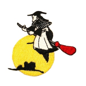 Könnte beinhalten: Schwarz-weiß gestickter Aufnäher einer Hexe, die auf einem Besen über einem gelben Mond fliegt. Die Hexe trägt einen schwarzen Hut und ein schwarzes Kleid mit einer weißen Schürze. Der Besen hat eine rote Tasche am Ende.