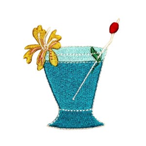 Può includere: Toppa ricamata da stirare con un cocktail blu con un fiore giallo e una ciliegia rossa su una cannuccia.