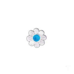 Könnte beinhalten: Weißer gestickter Blumen-Patch mit blauem Zentrum.