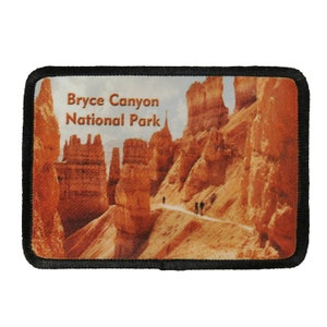 Peut inclure: Un patch rectangulaire avec une bordure noire et une image colorée d'un canyon dans le parc national de Bryce Canyon. Le texte "Bryce Canyon National Park" est imprimé en orange sur le patch.