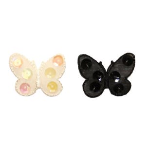 Può includere: Due applicazioni a forma di farfalla in tessuto, una bianca con paillettes iridescenti e una nera con paillettes nere.