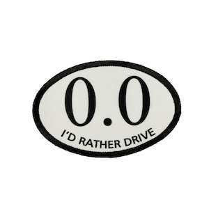 Peut inclure: Patch ovale blanc avec bordure noire et le texte "0.0 I'D RATHER DRIVE" en noir.