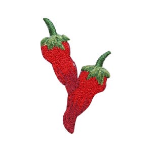 Könnte beinhalten: Zwei rote Chilischoten mit grünen Stielen und Blättern. Die Chilischoten sind gestickt und haben eine leuchtend rote Farbe.