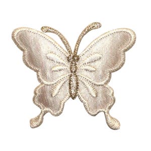 Peut inclure: Une applique de papillon brodée blanche avec des accents dorés. Le papillon a un design détaillé et est parfait pour ajouter une touche d'élégance aux travaux manuels et aux projets.