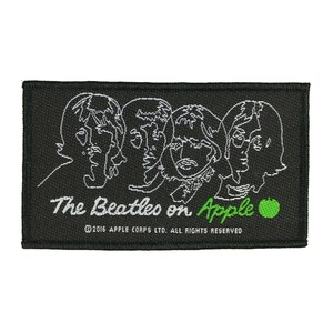 Könnte beinhalten: Schwarzer gestickter Patch mit weißen Umrissen der Beatles-Gesichter und dem Text "The Beatles on Apple" mit einem grünen Apfel-Logo. © 2016 Apple Corps Ltd. Alle Rechte vorbehalten.