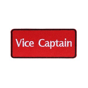 Può includere: Toppa ricamata rossa con cuciture nere e testo bianco che recita "Vice Captain".