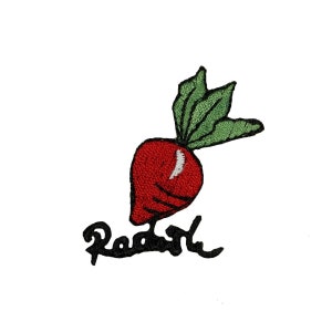 Peut inclure: Patch brodé rouge à repasser représentant un radis avec des feuilles vertes et le mot "Radis" écrit en cursive noire.