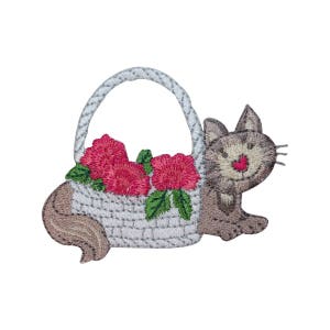 Può includere: Toppa da stirare ricamata con un gatto marrone che trasporta un cestino di vimini bianco pieno di fiori rosa.