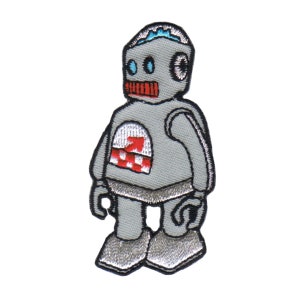Peut inclure: Un robot gris avec des détails rouges et blancs sur la poitrine. Le robot a une tête bleue et blanche avec de grands yeux et une antenne noire. Le robot est debout sur un fond blanc.