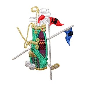 Könnte beinhalten: Gestickter Aufnäher mit einem grünen Golfsack mit Schlägern, einer roten Flagge mit der Nummer 18 und einer blauen Flagge. Der Sack ist mit einem karierten Muster und goldenen Akzenten verziert.