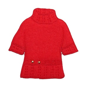 Könnte beinhalten: Roter Filzpullover-Applikation mit Rollkragen und kurzen Ärmeln. Der Pullover hat drei goldene Knöpfe auf der Vorderseite.