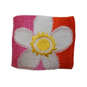 ID 6407 Daisy Flower Badge Patch Exotic Garden Sign Embroidered IronOn Applique