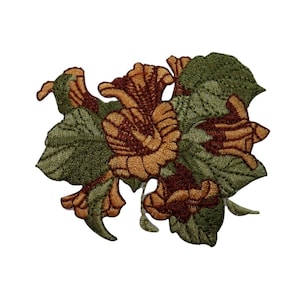 Könnte beinhalten: Gestickter Blumenaufnäher mit einer Ansammlung stilisierter Blüten und Blätter. Die Blüten sind braun und goldfarben, mit grünen Blättern. Der Aufnäher ist für dekorative Zwecke bestimmt, wie z. B. zum Verschönern von Kleidung oder Accessoires.