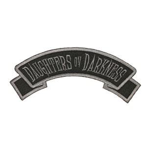Könnte beinhalten: Schwarzer und silberner gestickter Aufnäher mit dem Text "Daughters of Darkness" in Bannerform.