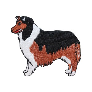 Könnte beinhalten: Gestickter Aufnäher eines schwarzen und braunen Collie-Hundes mit weißen Abzeichen. Der Hund steht mit dem Kopf nach links gedreht.