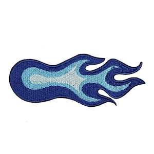 Könnte beinhalten: Blau-weißer gestickter Flammen-Patch. Die Flamme ist stilisiert mit einer spitzen Spitze und einer abgerundeten Basis.