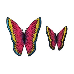 Può includere: Due toppe ricamate da stirare con la forma di farfalle rosa e gialle. La farfalla più grande ha un design più dettagliato con un centro nero.
