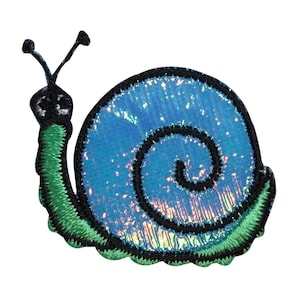 Peut inclure: Un escargot bleu et vert avec une coquille irisée. L'escargot est un patch en tissu.