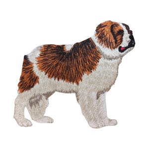 Peut inclure: Patch brodé représentant un Saint-Bernard brun et blanc debout, la tête tournée vers la droite. Le chien a un pelage brun et noir avec des marques blanches sur la poitrine et les pattes.