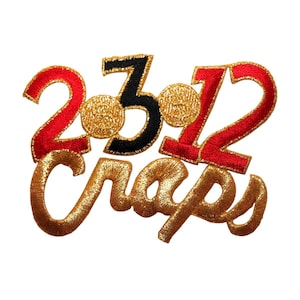 Può includere: Una toppa ricamata in oro e rosso con il testo "2512 Craps" in un font stilizzato.