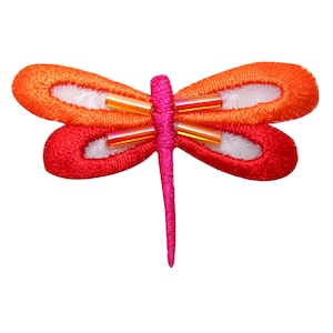 Peut inclure: Une libellule brodée rouge et orange avec un corps rose et des ailes perlées transparentes.